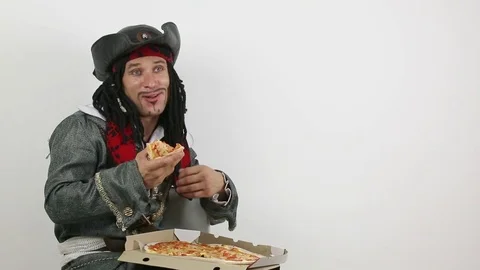 Pirate eats pizza Stock-Footage 71701763