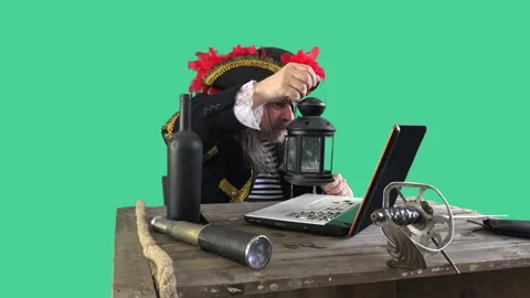 Pirate Examines Laptop with Lantern on Green Screen Vídeos de archivo 334067583