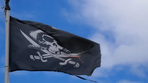 Pirate flag against blue sky and white clouds 動画素材 106794530
