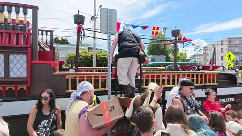 Pirate parade float distributing boxes to crowd in Seattle Vídeo Stock 339118937