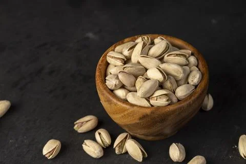 Pistachio nuts in their shells with added salt, fried unpeeled pistachio nuts Foto stock