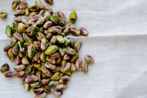 Pistachios nuts over a rustic dish towel Fotos de archivo