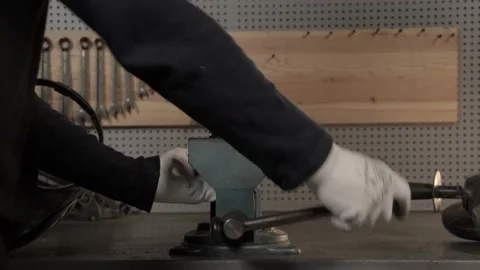 Piston in a vise 002 Vidéo 144307459