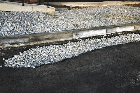 Pit filled with rubble on road close-up. Defect fix on asphalt Foto stock