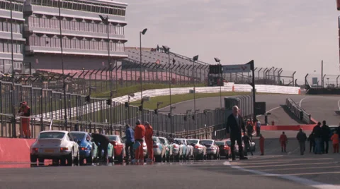 Pit lane pre race / time trials Brands Hatch 库存影片 38071911