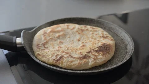 Pita bread cooking in a pan 動画素材 304979973