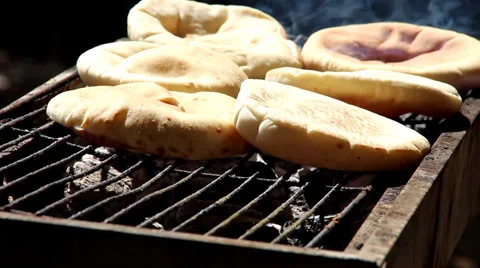 Pita on grill Vídeos de archivo 27797420