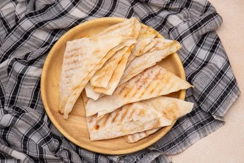 Pita thin triangular envelopes of dough with filling fried in a pan. Flatbrea Fotos de archivo
