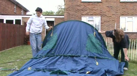 Pitching tent in garden Stockbeeldmateriaal 398479