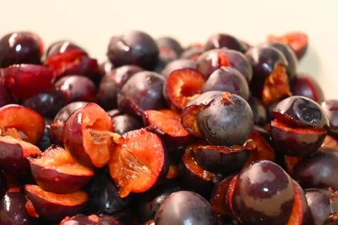 Pitted plums 库存照片