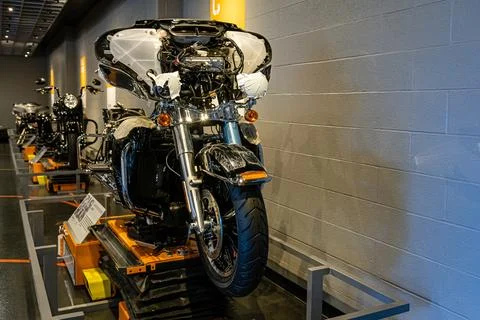 Pittsburgh, USA - June 06, 2019: Mechanics display a stylish motorcycle model Foto stock
