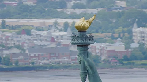 Pivot on torch and tilt down to Statue of Liberty face 動画素材 135941683