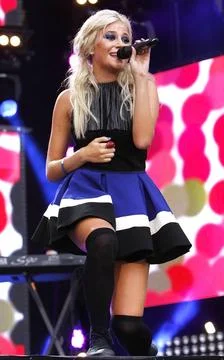  Pixie Lott performs at the Help for Heroes concert at Twickenham Stadium ... Stock Photos