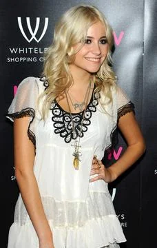  Pixie Lott at a signing of Broken Arrow at HMV in London - 11 October 201... 写真素材
