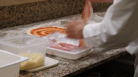 Pizza baker preparing pizza Vídeos de archivo 114819367