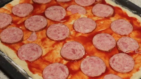 The pizza base. pizza cooking. put onions in the pizza. arrange the ingredients Vídeos de archivo 78589047