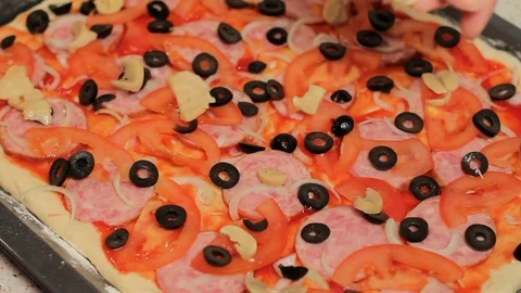 The pizza base. pizza cooking. put mushrooms in the pizza. arrange the Vídeos de archivo 78589274