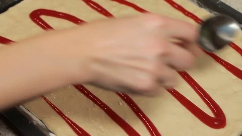 The pizza base. spread ketchup on the dough. spread sauce on the dough. Video stock 78589007