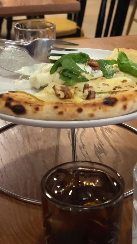 Pizza with basil and mozzarella cheese Vídeos de archivo 284114297