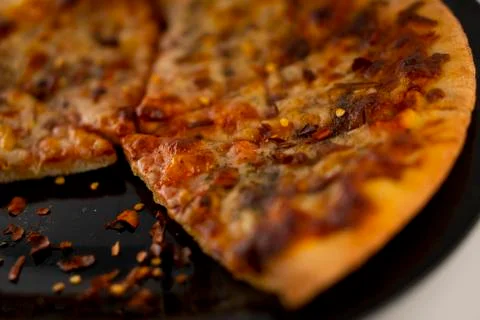 Pizza in black plate Foto stock