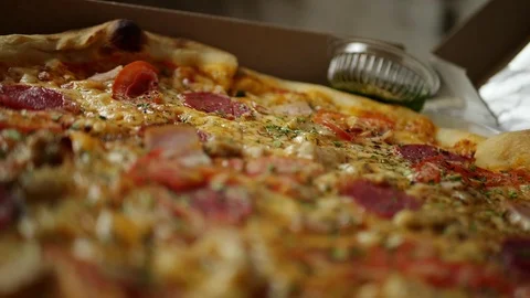 Pizza in a box close-up delivery slowmo Video stock 127541664