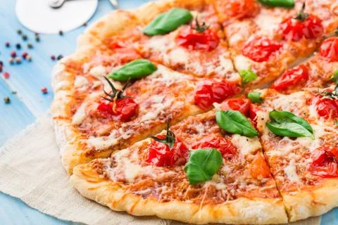 Pizza with cherry tomatoes and basil Foto stock
