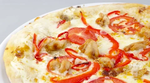 Pizza with chicken and tomatoes rotates on the white plate Stock-Footage 53580402