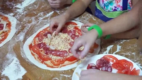 Pizza a child's hands. Video stock 69208952
