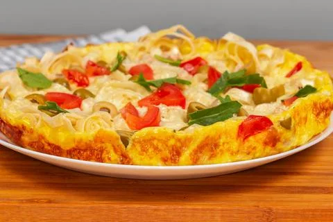 Pizza on chopped thin flatbread base with eggs, side view Foto stock