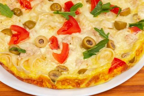 Pizza on chopped thin flatbread base with eggs close-up Foto stock
