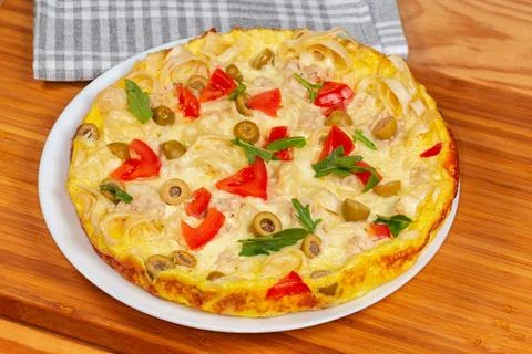 Pizza on chopped thin flatbread base with eggs on plate Foto stock