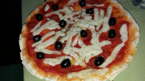 Pizza con mozzarella e olive nere, Italian food Stock Footage 152078860