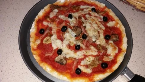 Pizza con mozzarella e olive nere, Italian food Stock Footage 152078862