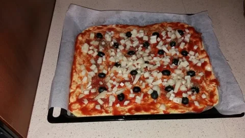 Pizza con mozzarella e olive nere, Italian food Stock Footage 152126959