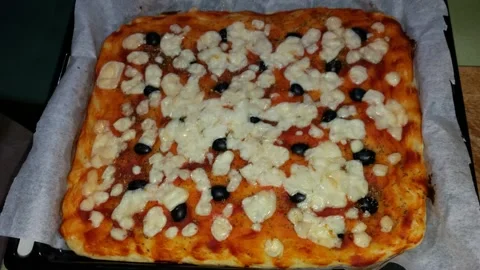 Pizza con mozzarella e olive nere, Italian food Stock Footage 152127257