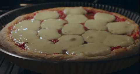Pizza cooked in oven Vidéo 221573223