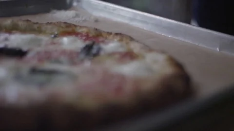 Pizza cutting, rack focus, slow-motion Video stock 73053450