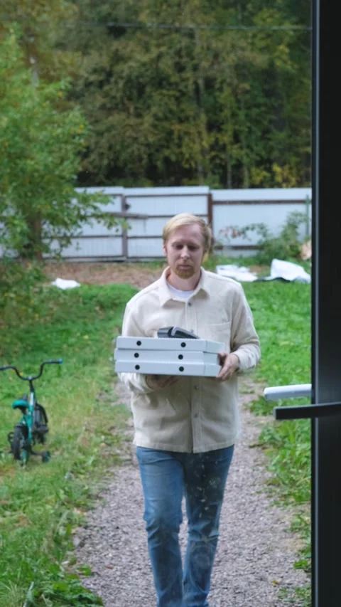 Pizza delivery man walking down the path to the house, vertical video Video stock 241087485