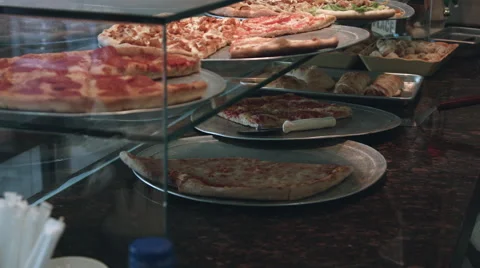Pizza on display at a pizzeria Vidéo 64890542