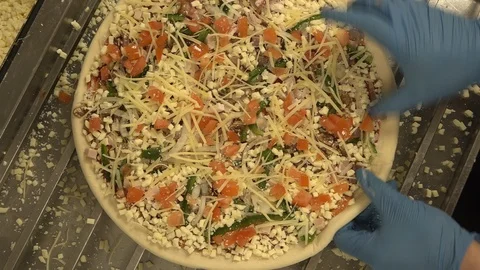 Pizza maker prepares pizza. Cheese pizza. Vídeo Stock 126911560