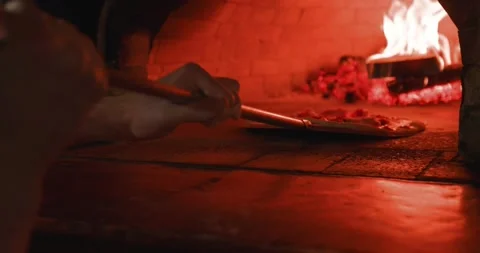 Pizza maker, putting meat pizza near firewood in oven Vídeo Stock 201467895