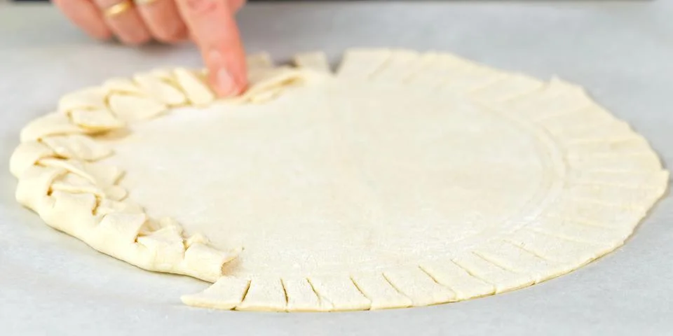 Pizza making process. Top view of pizza dough base. Home-baking pizza with a Foto stock