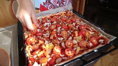 Pizza with meat at home Vídeo Stock 80024025