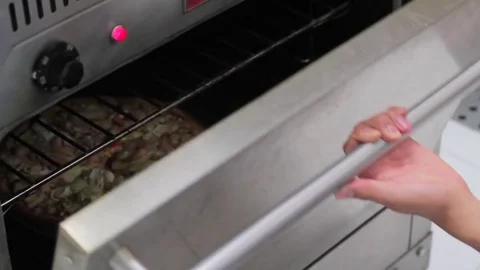 Pizza in the oven Vídeo Stock 85073156