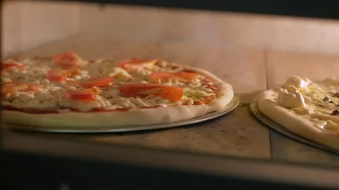 Pizza in the oven. 库存影片 121281080