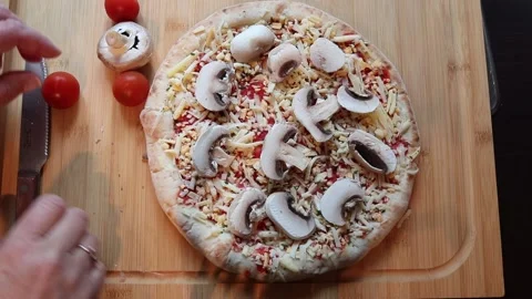 Pizza preparation in the home Video stock 132479328