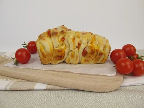 Pizza Pull-Apart-Bread with tomatoes and cheese Stock-Fotos