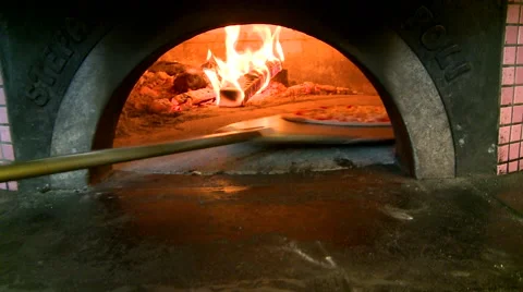 Pizza put in oven 動画素材 55226732