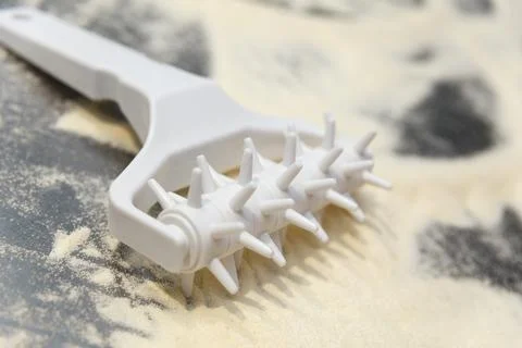 Pizza roller docker, rolling docker, dough docker, roto-fork, or simply docke Stockfoto's