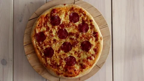 Pizza rotating on table, from above, top view Vídeo Stock 72458853